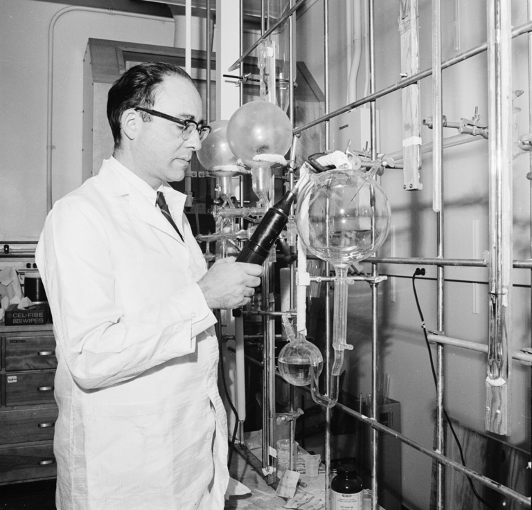 Stanley Miller em seu laboratório na University of California San Diego (1970)